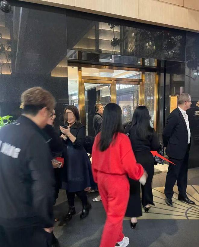 众星出席香港酒会，莫文蔚杨紫琼罕见同框，66岁谭燕玉面部僵硬