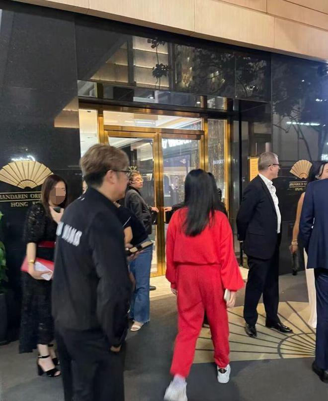 众星出席香港酒会，莫文蔚杨紫琼罕见同框，66岁谭燕玉面部僵硬