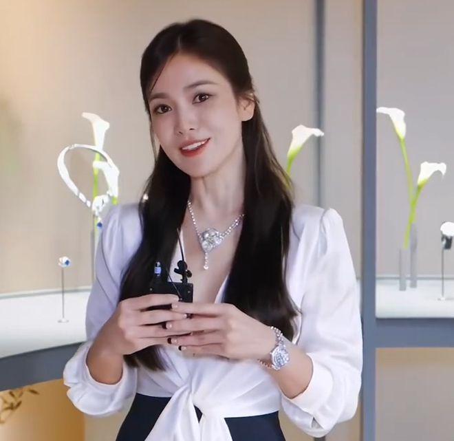 宋慧乔最新物料视频曝光：白衣长发气质佳，微笑好甜美！