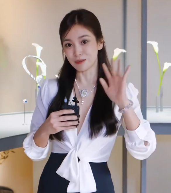 宋慧乔最新物料视频曝光：白衣长发气质佳，微笑好甜美！