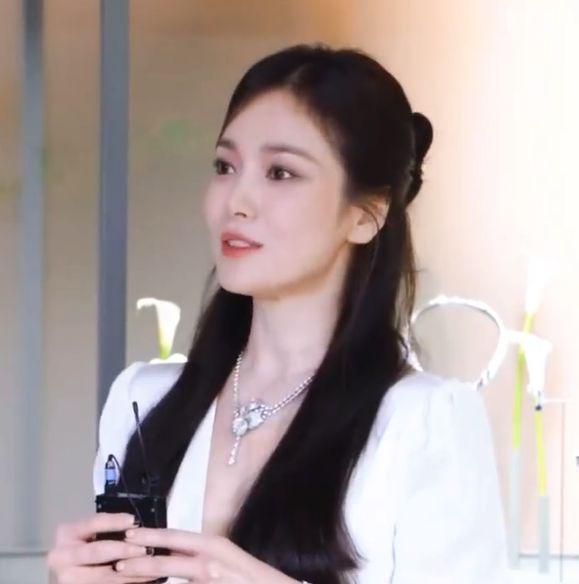 宋慧乔最新物料视频曝光：白衣长发气质佳，微笑好甜美！