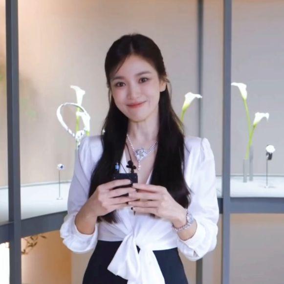 宋慧乔最新物料视频曝光：白衣长发气质佳，微笑好甜美！