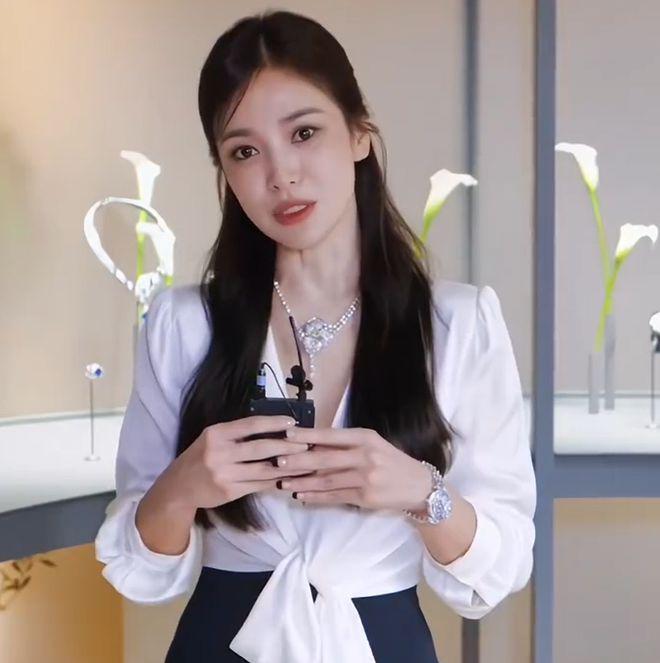 宋慧乔最新物料视频曝光：白衣长发气质佳，微笑好甜美！