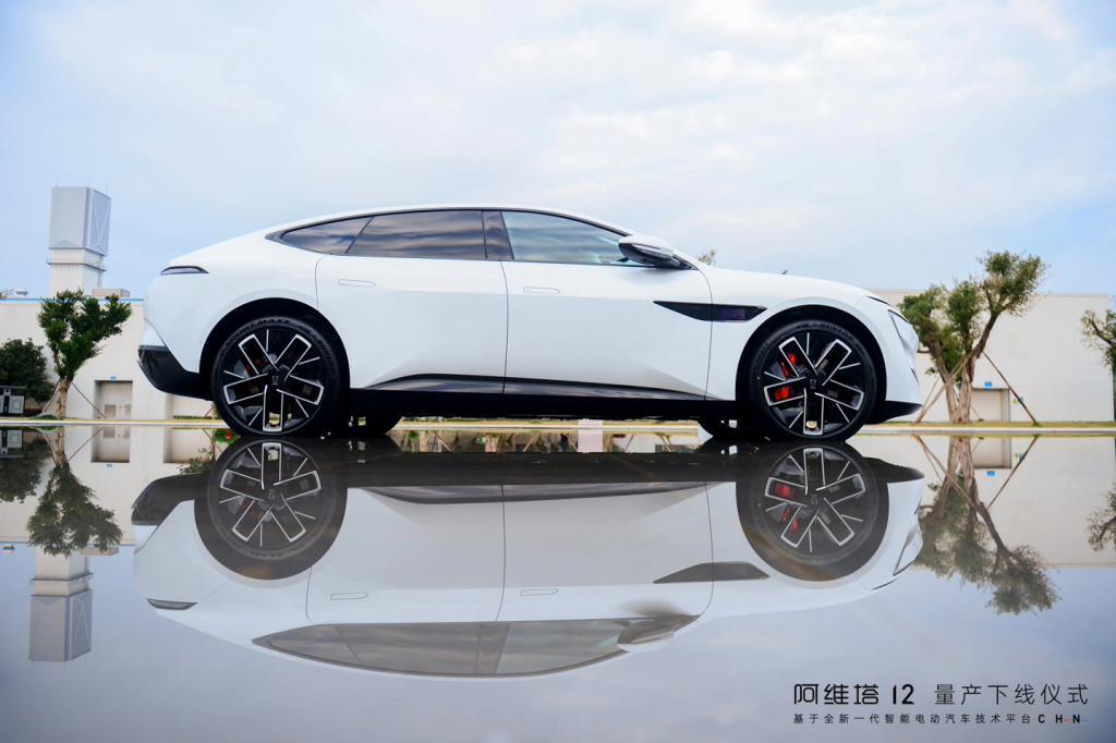 阿维塔12轿车预热：配备6.7英寸电子外后视镜、智能光感变色穹顶