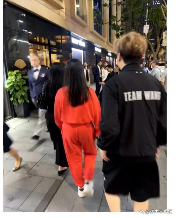 李湘一家3口香港度假，14岁王诗龄大方合影，王岳伦变瘦如少年！