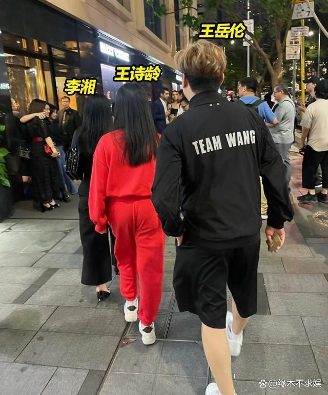 李湘一家3口香港度假，14岁王诗龄大方合影，王岳伦变瘦如少年！