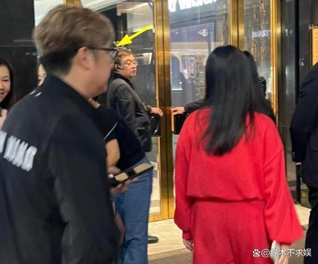 李湘一家3口香港度假，14岁王诗龄大方合影，王岳伦变瘦如少年！