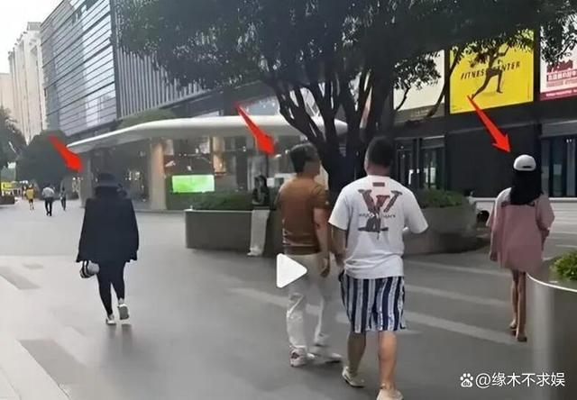 李湘一家3口香港度假，14岁王诗龄大方合影，王岳伦变瘦如少年！