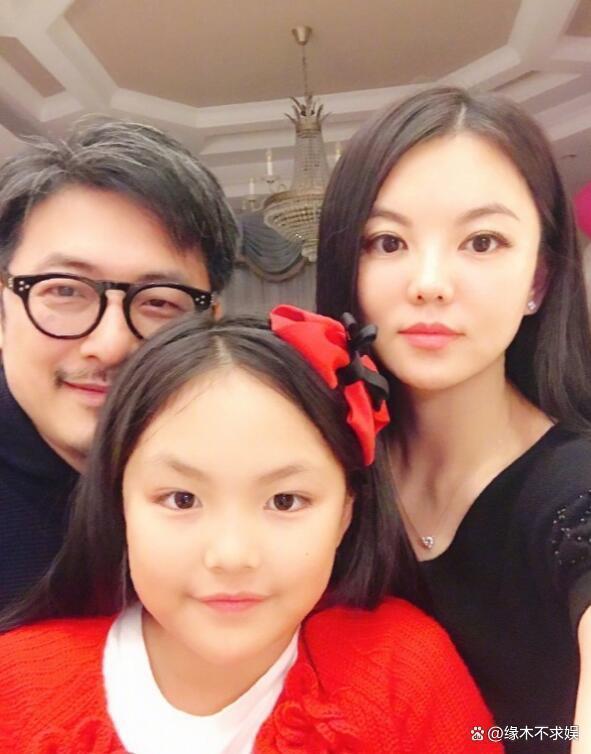 李湘一家3口香港度假，14岁王诗龄大方合影，王岳伦变瘦如少年！