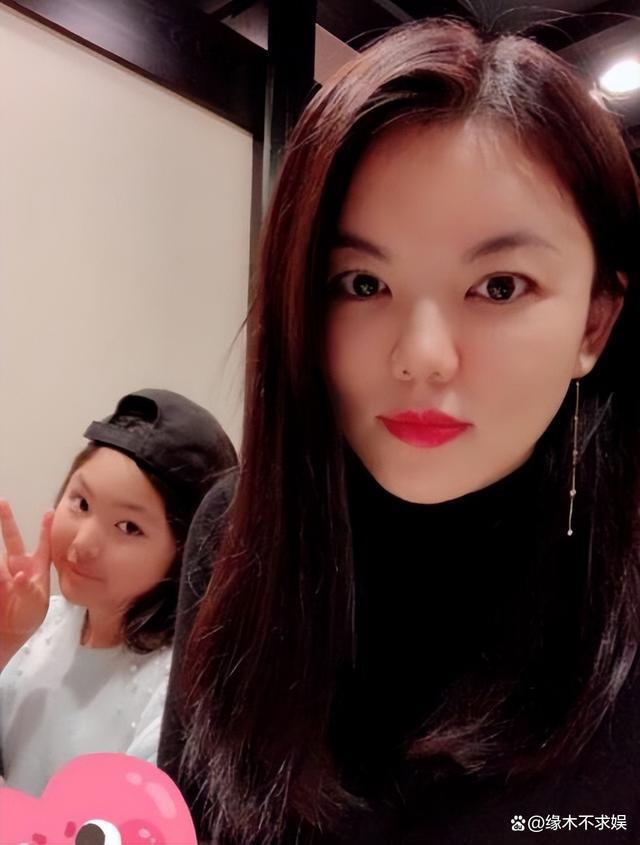 李湘一家3口香港度假，14岁王诗龄大方合影，王岳伦变瘦如少年！