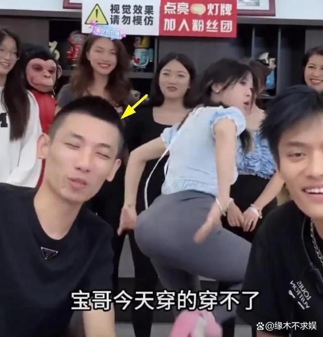 小杨哥换头像力挺徒弟！和徒弟一唱一和搞擦边，多个封号场面曝光