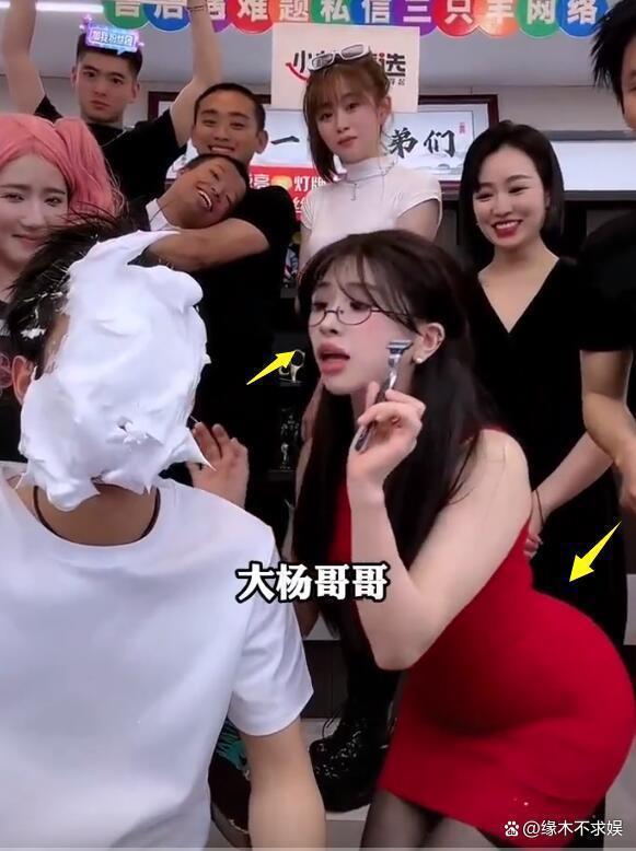 小杨哥换头像力挺徒弟！和徒弟一唱一和搞擦边，多个封号场面曝光