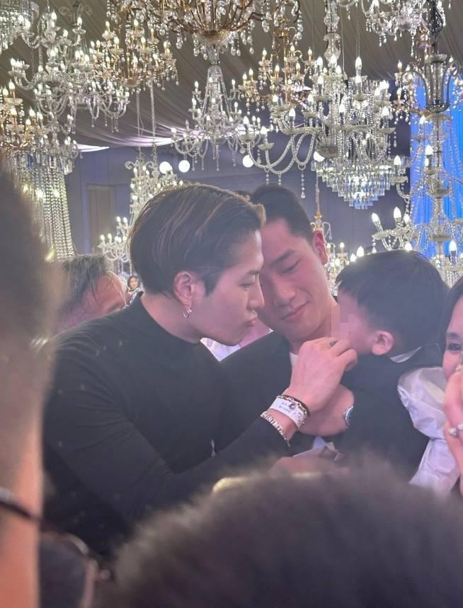 王嘉尔温州参加好友婚礼 发型超亮眼