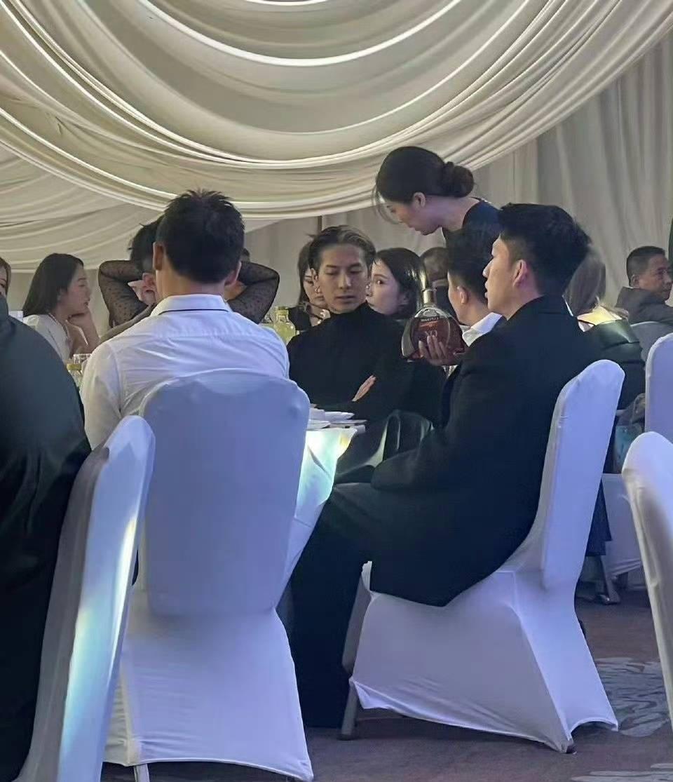 王嘉尔温州参加好友婚礼 发型超亮眼