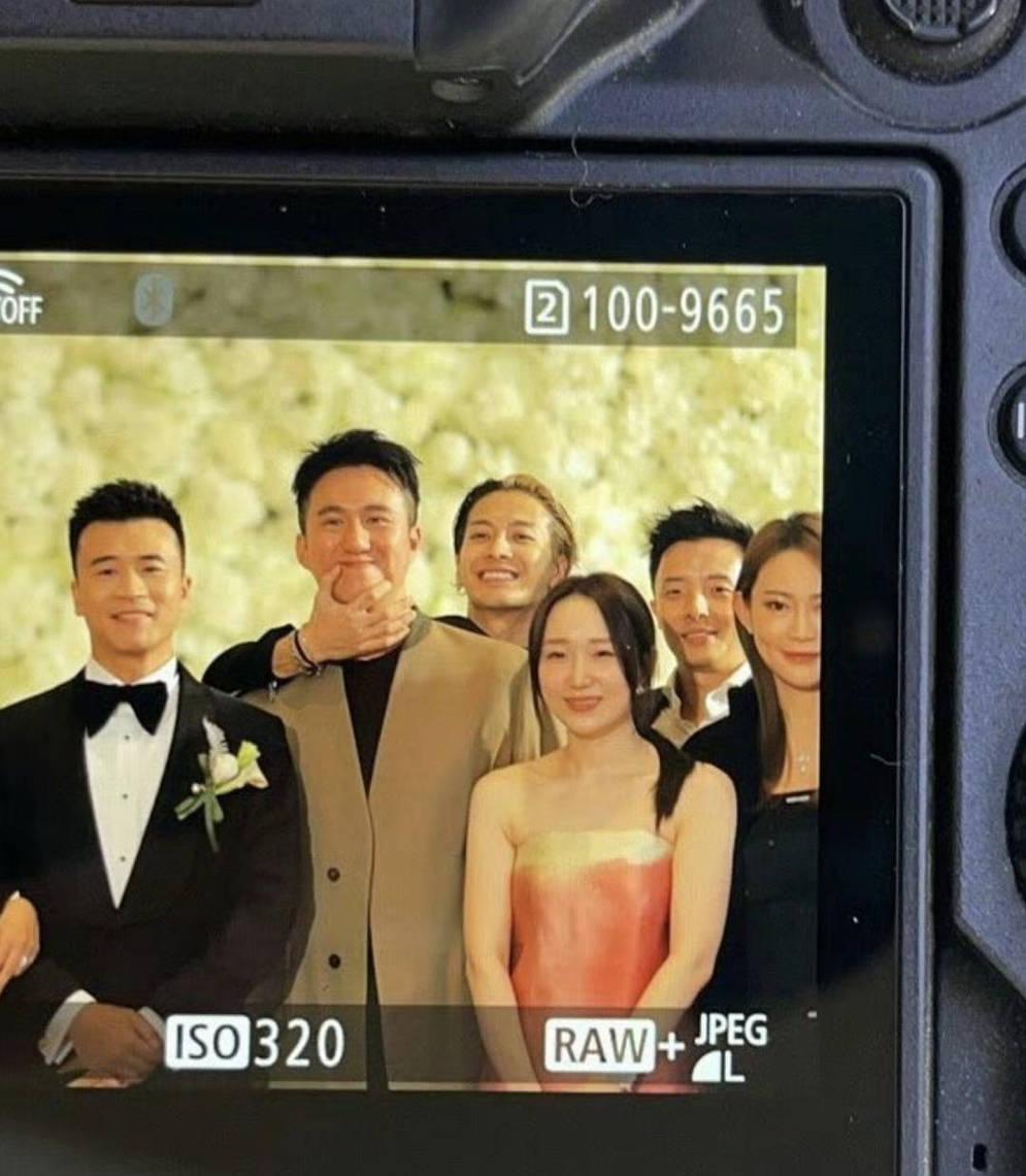 王嘉尔温州参加好友婚礼 发型超亮眼