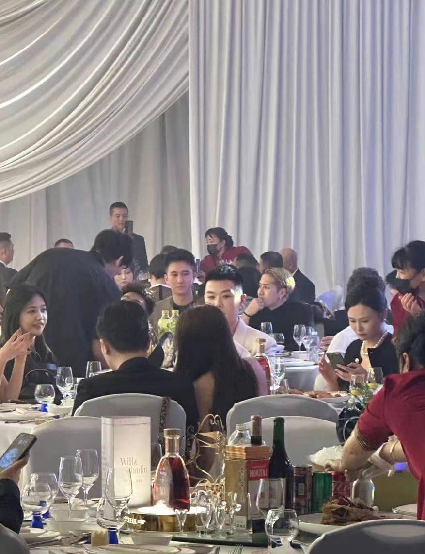 王嘉尔温州参加好友婚礼 发型超亮眼
