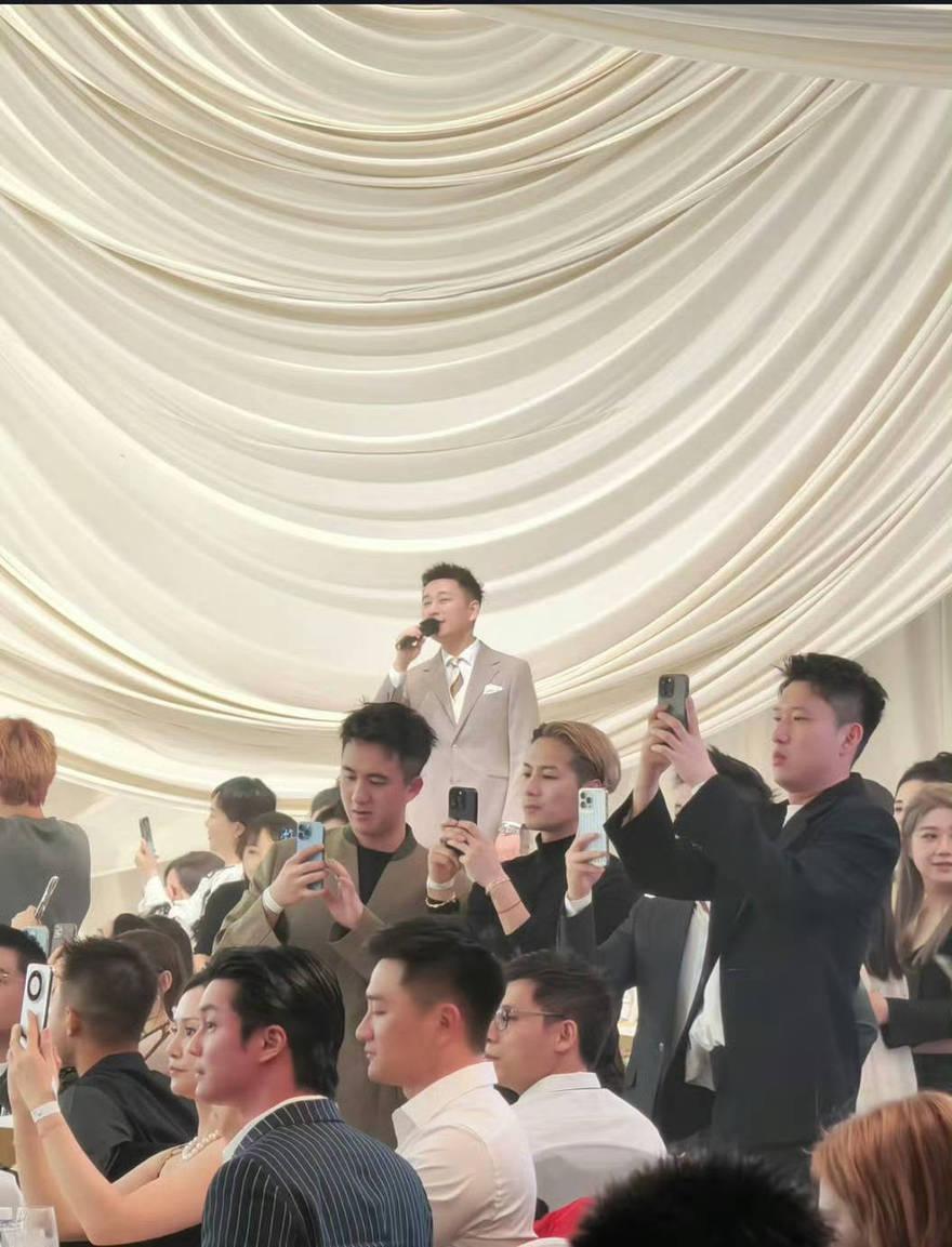 王嘉尔温州参加好友婚礼 发型超亮眼