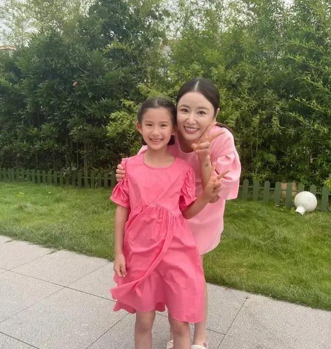 林心如霍建华一家3口日本海边旅游，6岁女儿气质出众