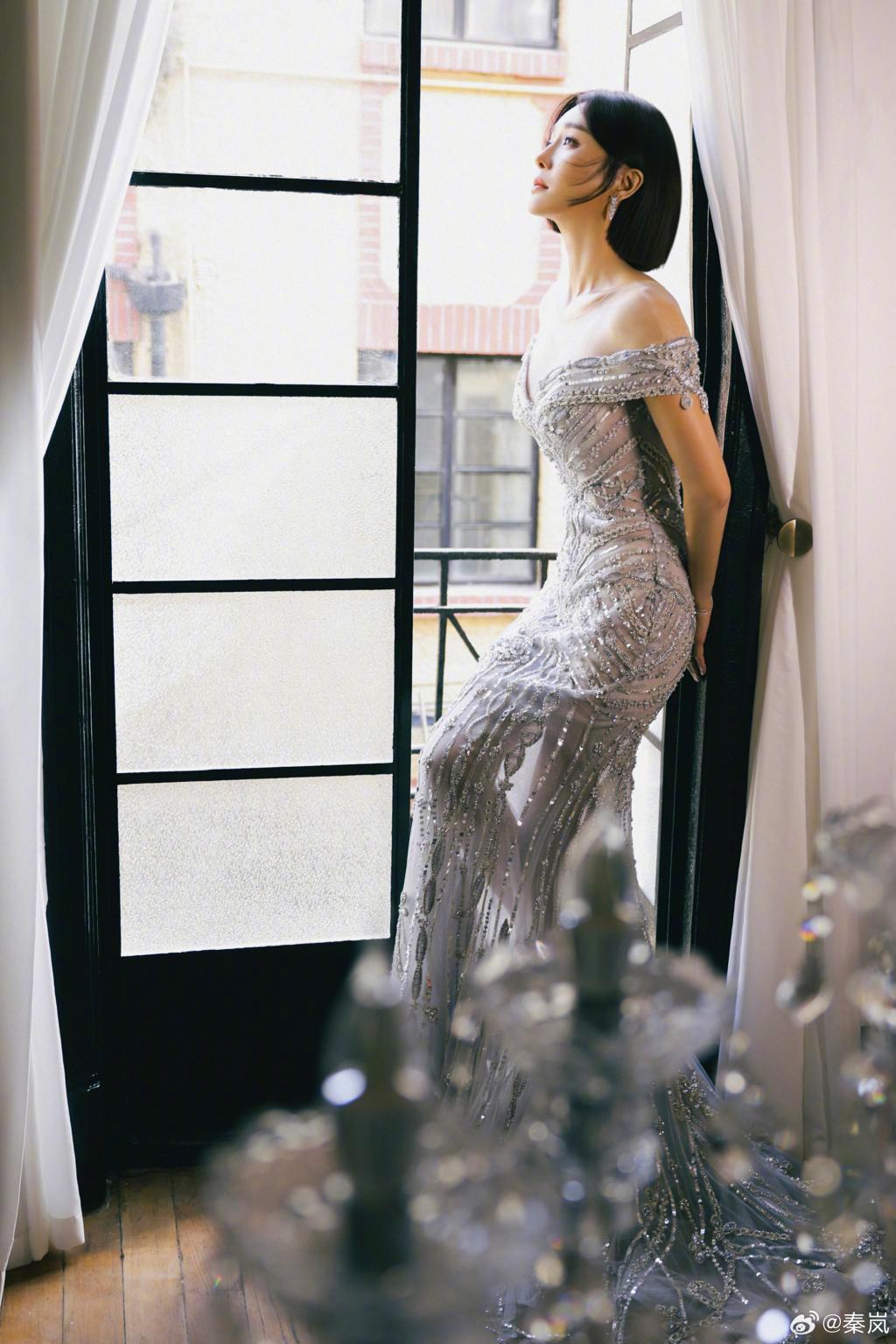 秦岚穿闪亮长裙展现完美身材如人鱼公主