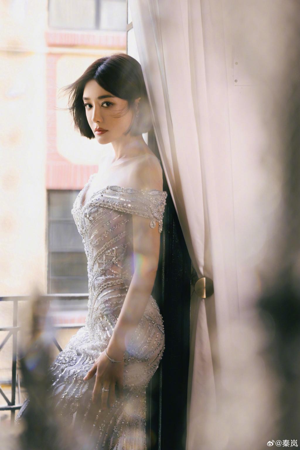 秦岚穿闪亮长裙展现完美身材如人鱼公主