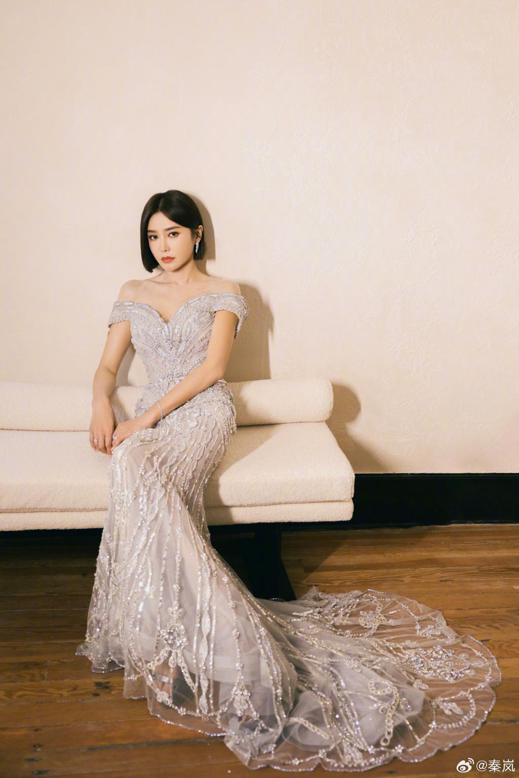 秦岚穿闪亮长裙展现完美身材如人鱼公主