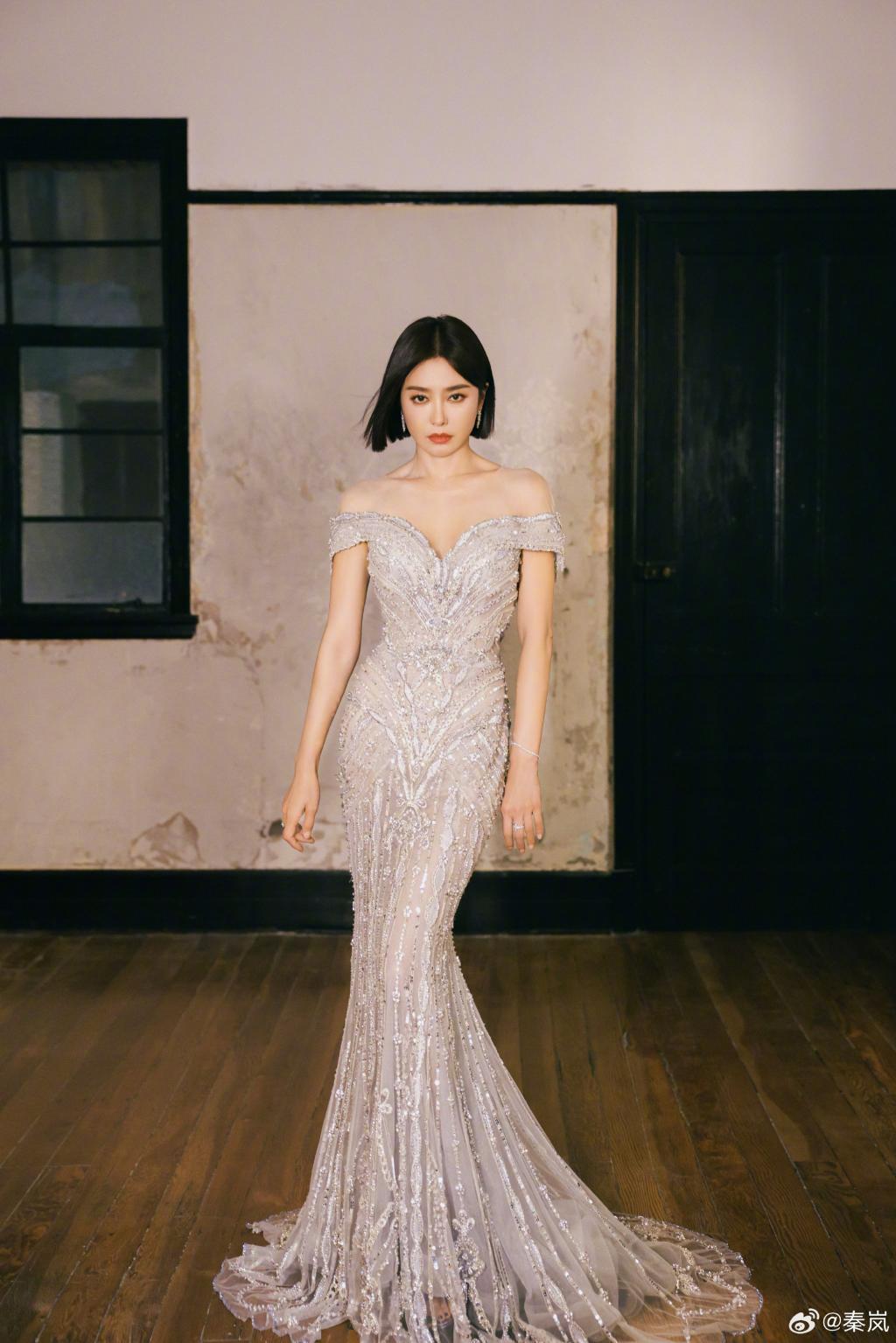 秦岚穿闪亮长裙展现完美身材如人鱼公主