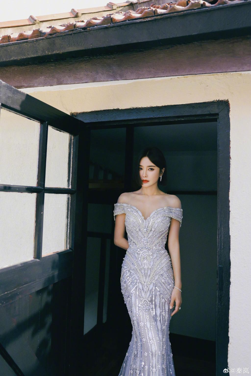 秦岚穿闪亮长裙展现完美身材如人鱼公主