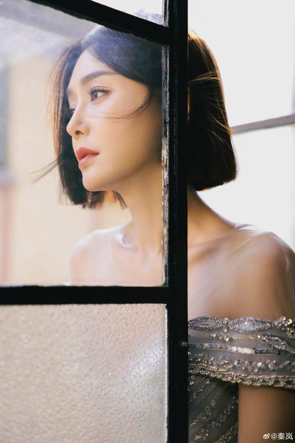 秦岚穿闪亮长裙展现完美身材如人鱼公主