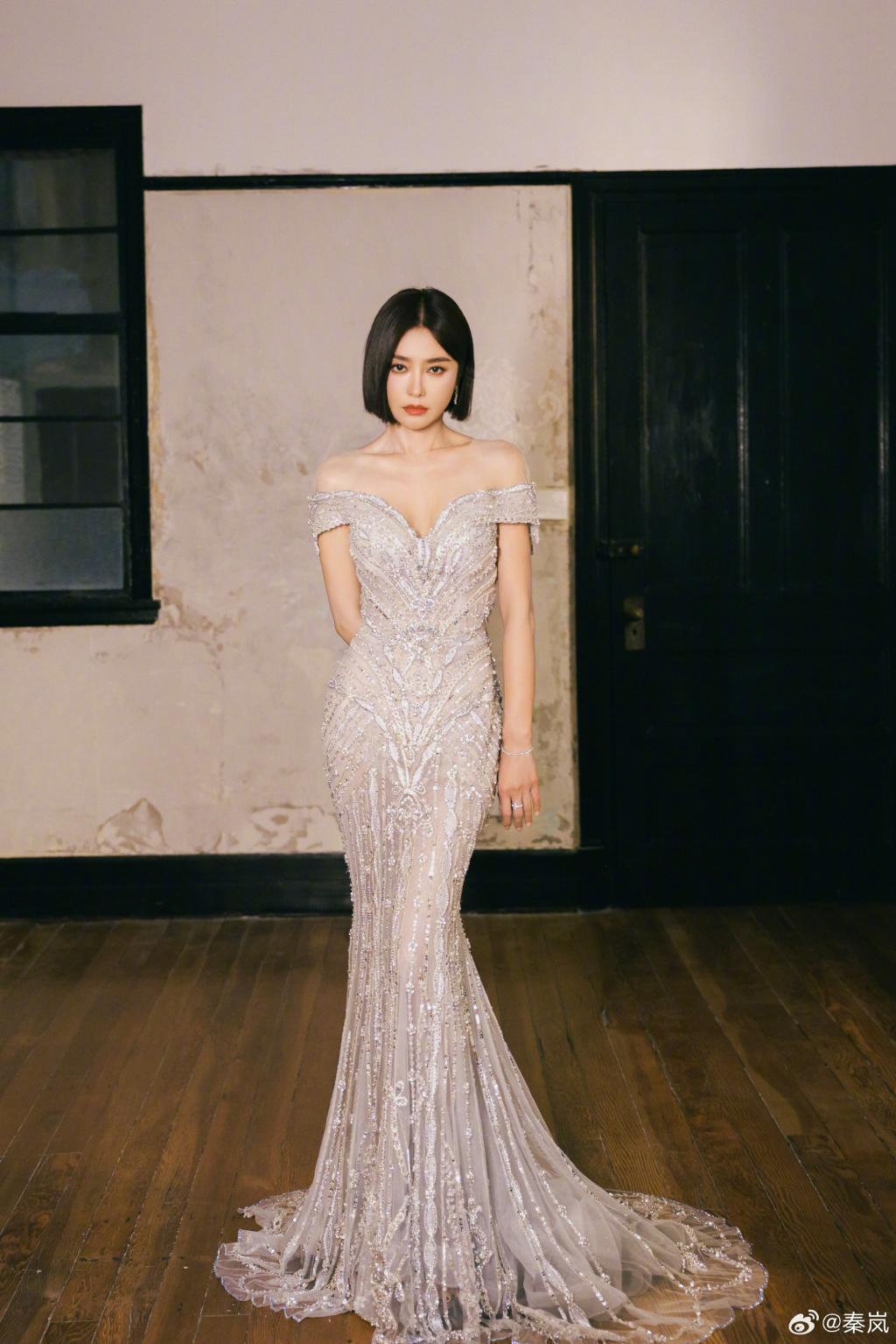 秦岚穿闪亮长裙展现完美身材如人鱼公主