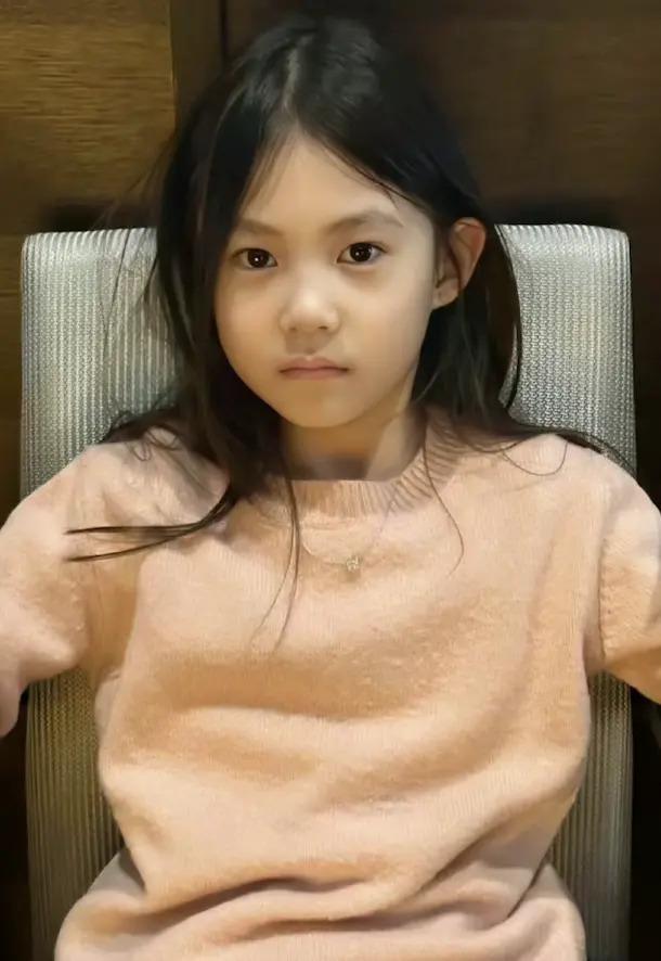 还记得陈冠希和秦舒培的女儿吗？6岁的她气场好强