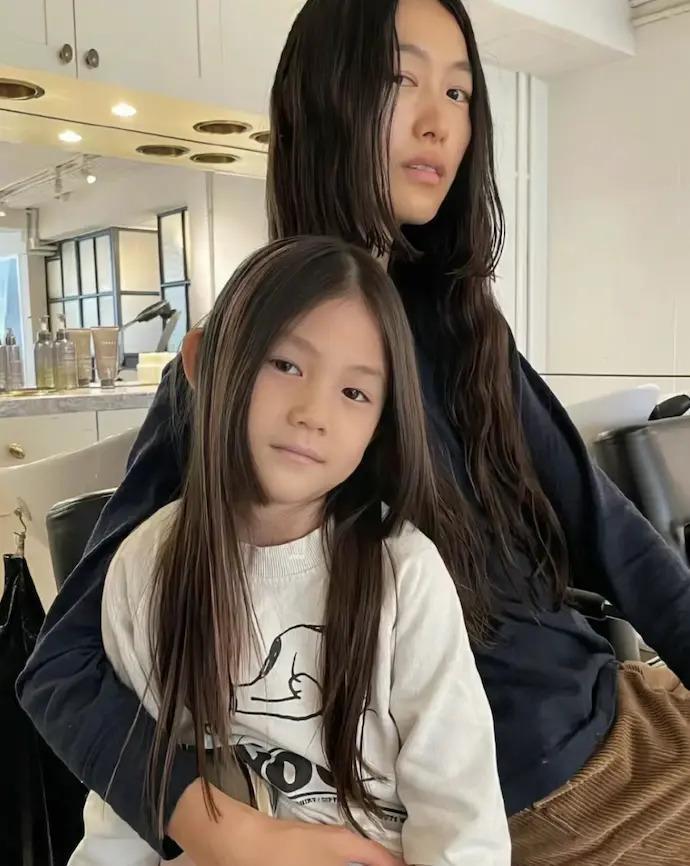 还记得陈冠希和秦舒培的女儿吗？6岁的她气场好强