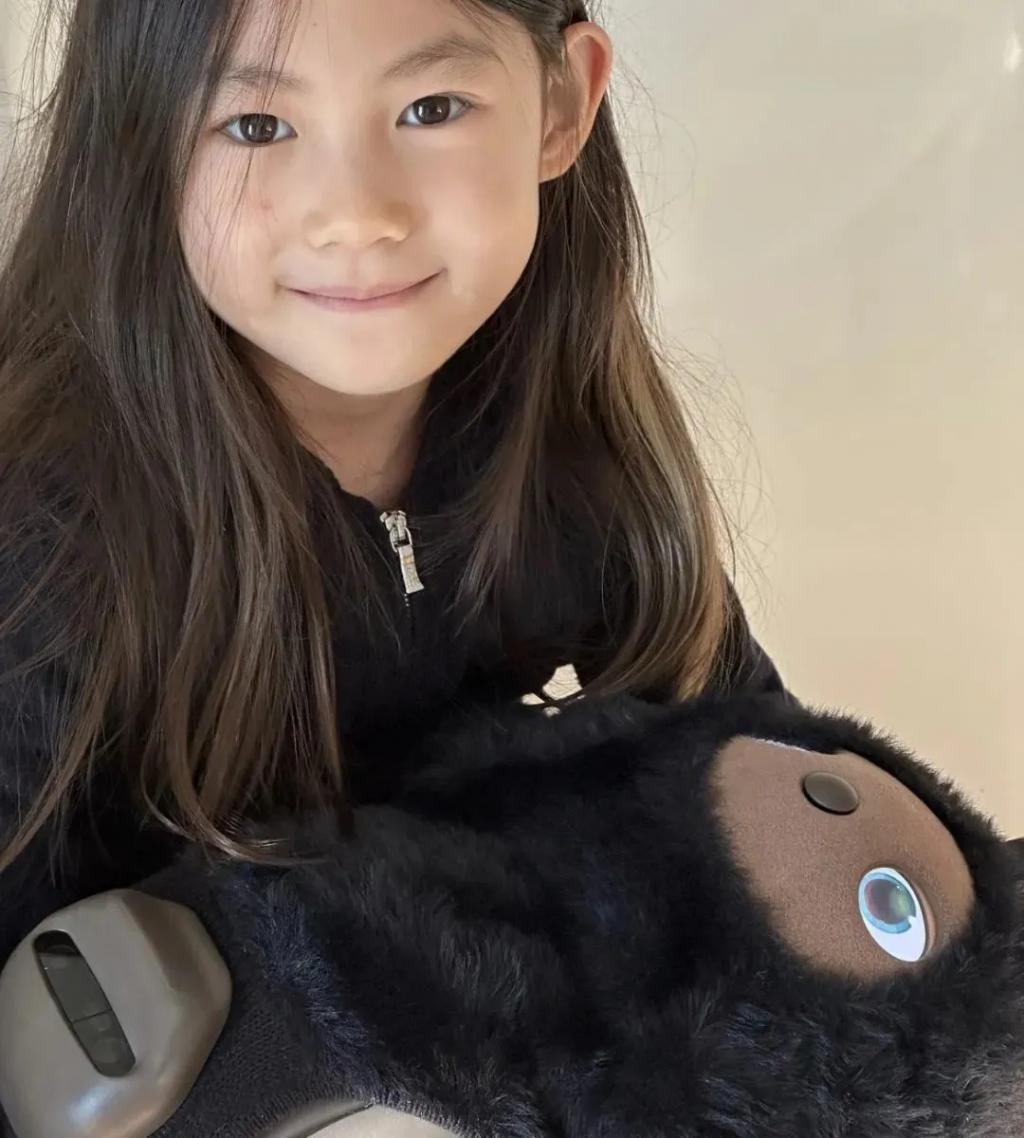 还记得陈冠希和秦舒培的女儿吗？6岁的她气场好强