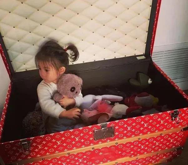 还记得陈冠希和秦舒培的女儿吗？6岁的她气场好强