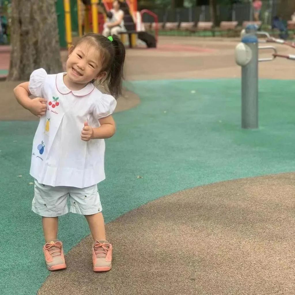 还记得陈冠希和秦舒培的女儿吗？6岁的她气场好强