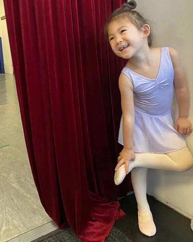 还记得陈冠希和秦舒培的女儿吗？6岁的她气场好强