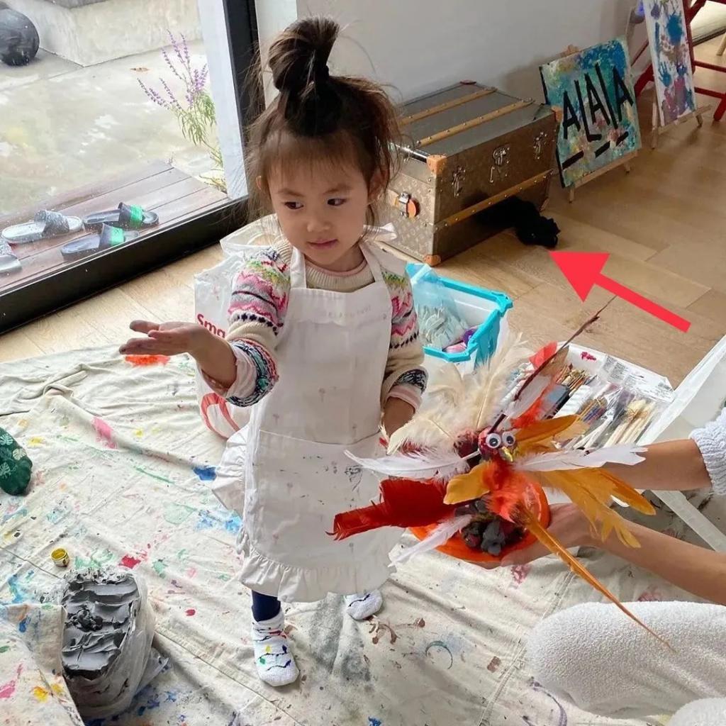 还记得陈冠希和秦舒培的女儿吗？6岁的她气场好强