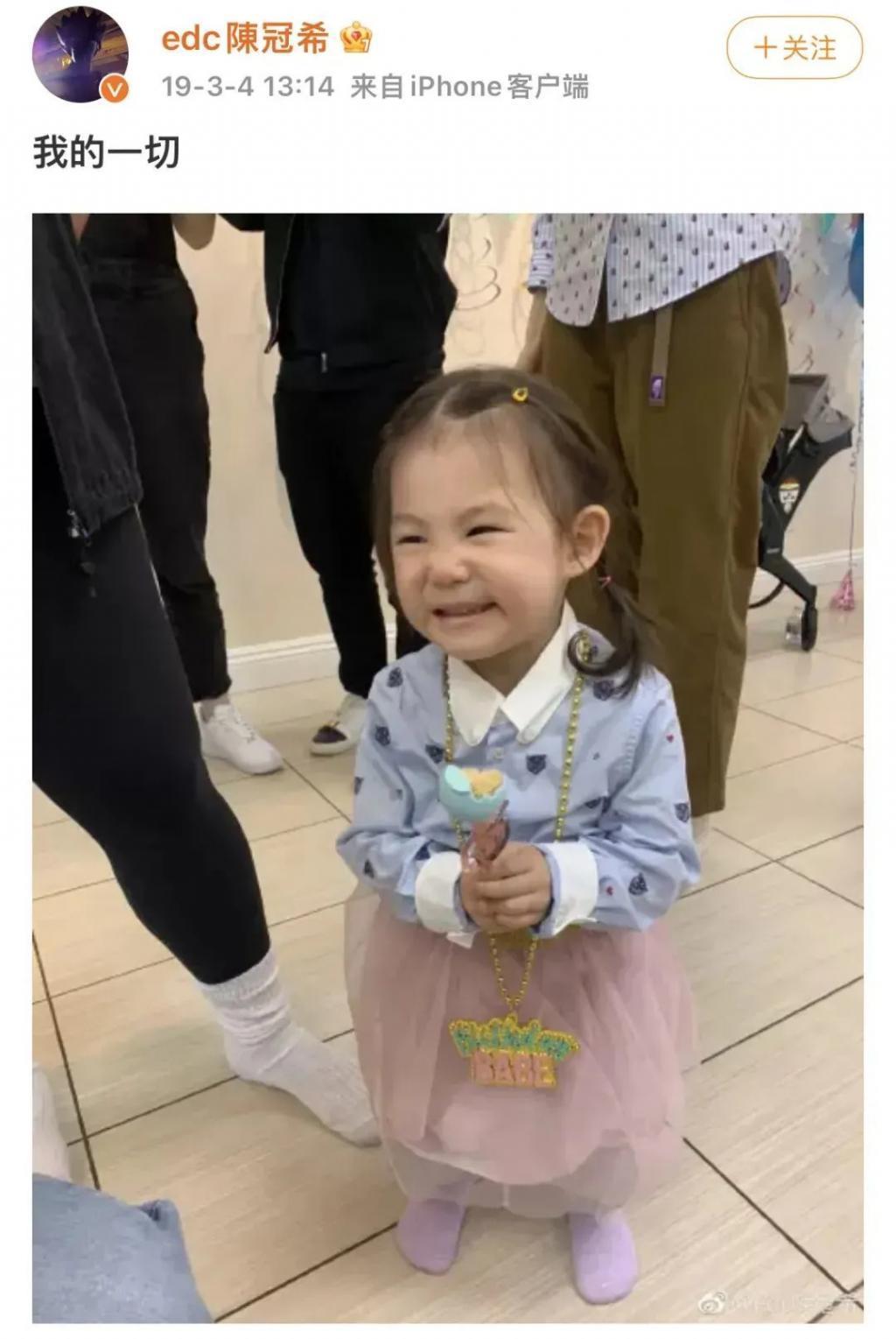 还记得陈冠希和秦舒培的女儿吗？6岁的她气场好强