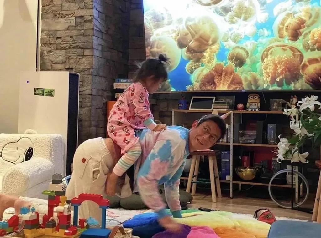 还记得陈冠希和秦舒培的女儿吗？6岁的她气场好强