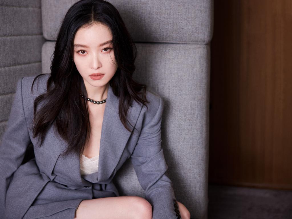 倪妮灰色西服套装干练线条利落大方