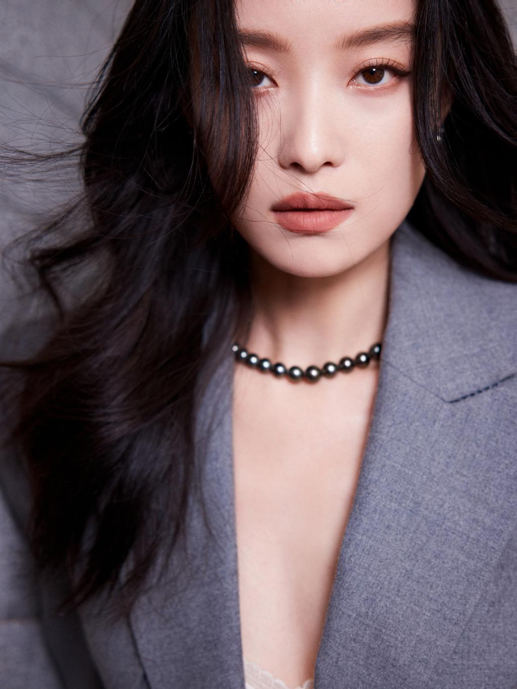 倪妮灰色西服套装干练线条利落大方