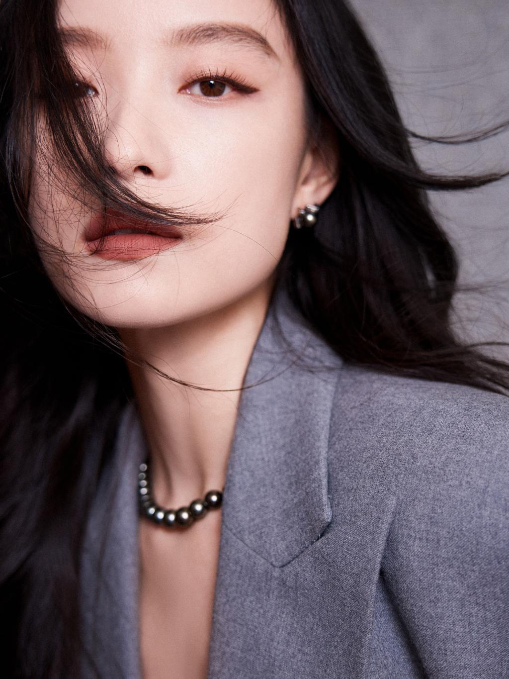 倪妮灰色西服套装干练线条利落大方