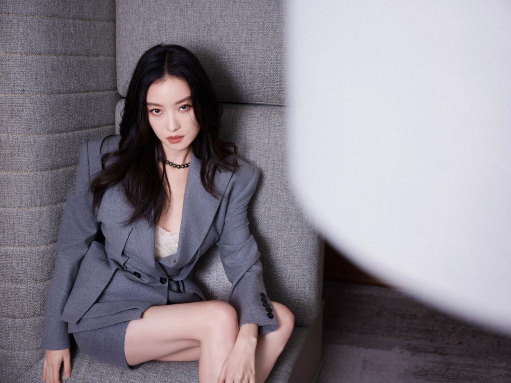 倪妮灰色西服套装干练线条利落大方