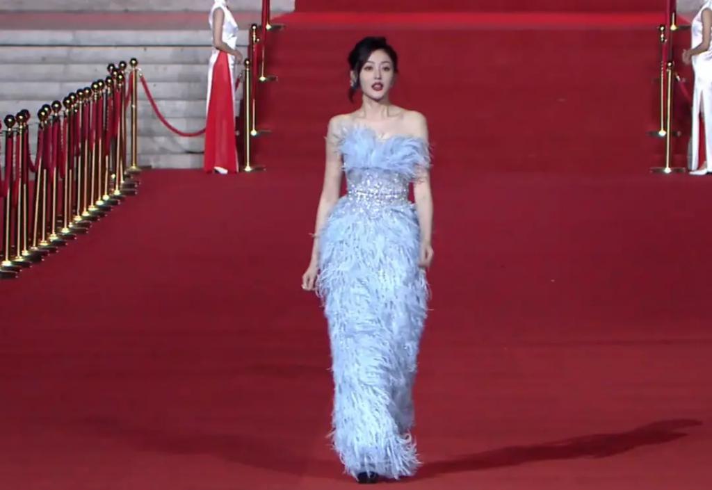 横店文荣奖红毯：陈都灵裙子老气，李彩桦妆造显廉价