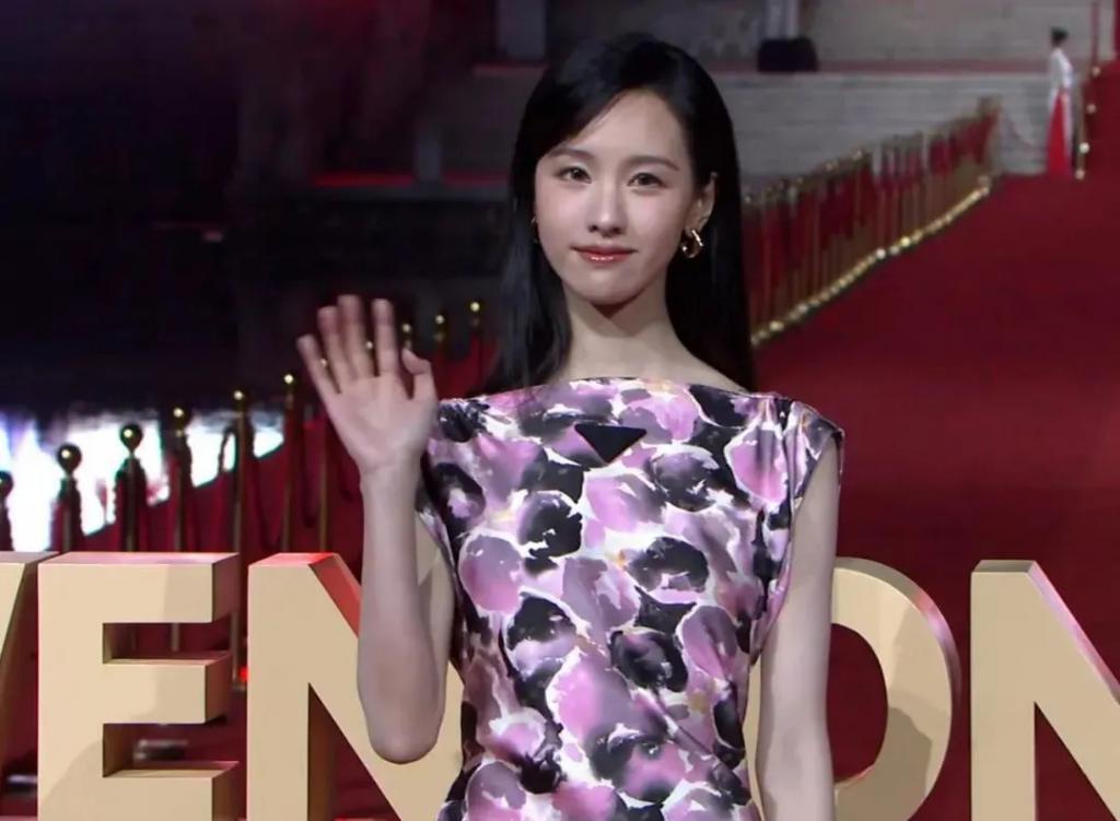 横店文荣奖红毯：陈都灵裙子老气，李彩桦妆造显廉价