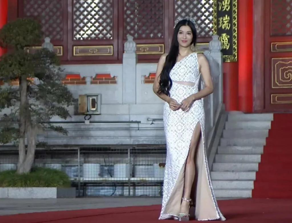 横店文荣奖红毯：陈都灵裙子老气，李彩桦妆造显廉价