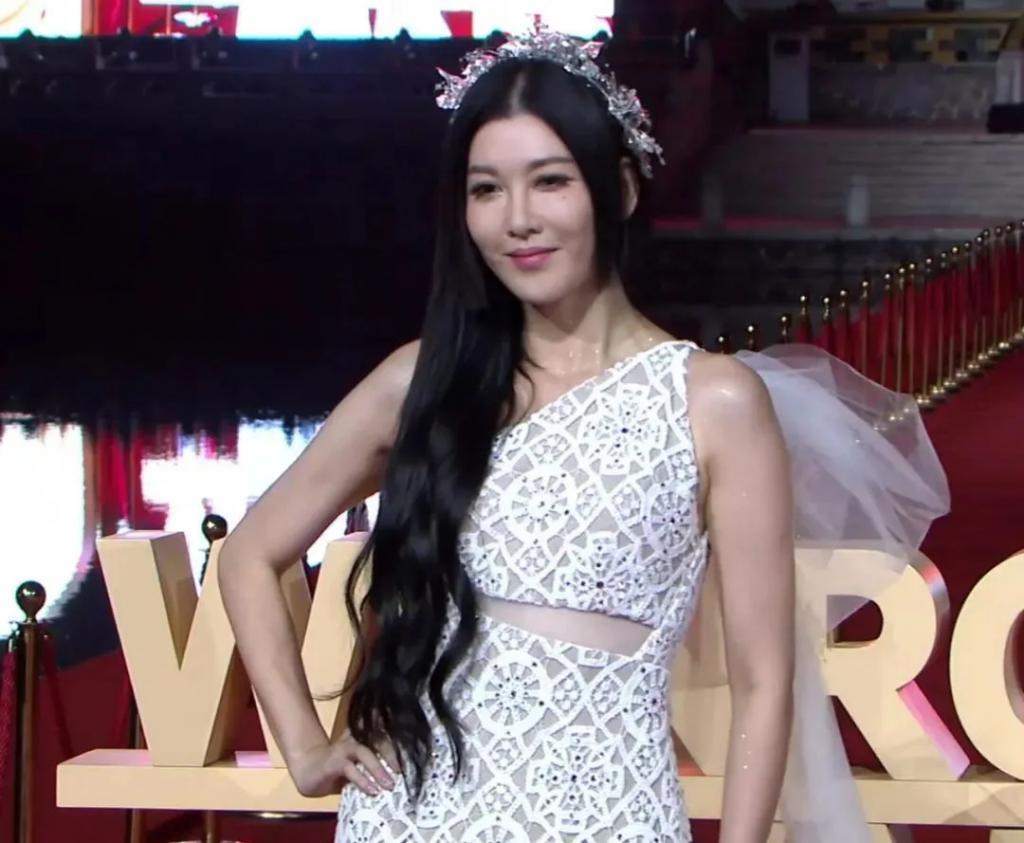 横店文荣奖红毯：陈都灵裙子老气，李彩桦妆造显廉价