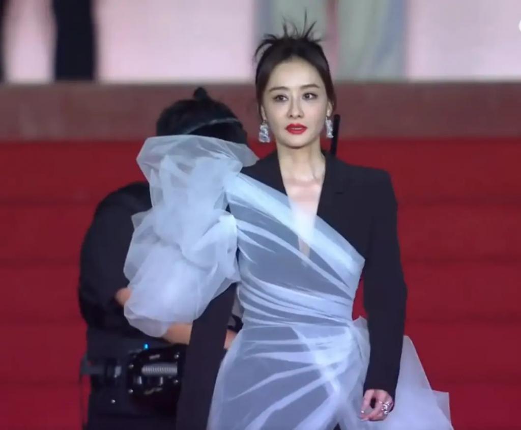 横店文荣奖红毯：陈都灵裙子老气，李彩桦妆造显廉价