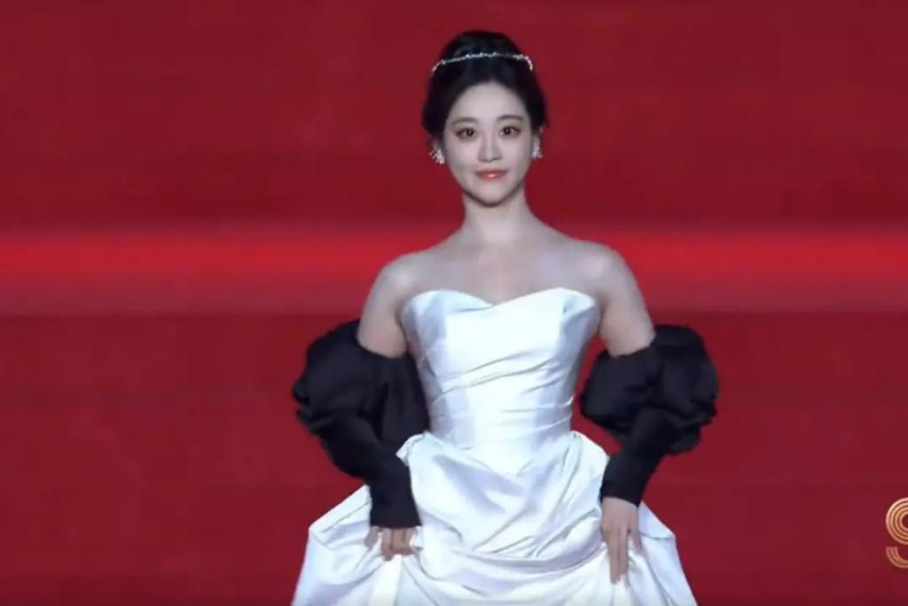 横店文荣奖红毯：陈都灵裙子老气，李彩桦妆造显廉价