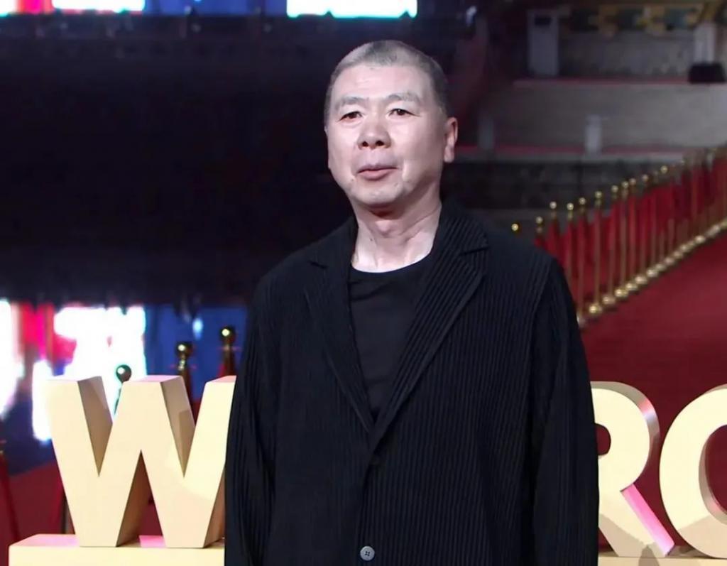横店文荣奖红毯：陈都灵裙子老气，李彩桦妆造显廉价