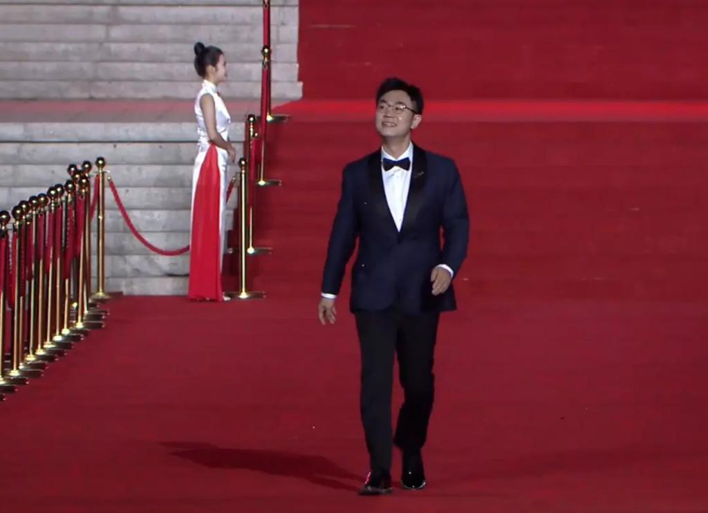 横店文荣奖红毯：陈都灵裙子老气，李彩桦妆造显廉价